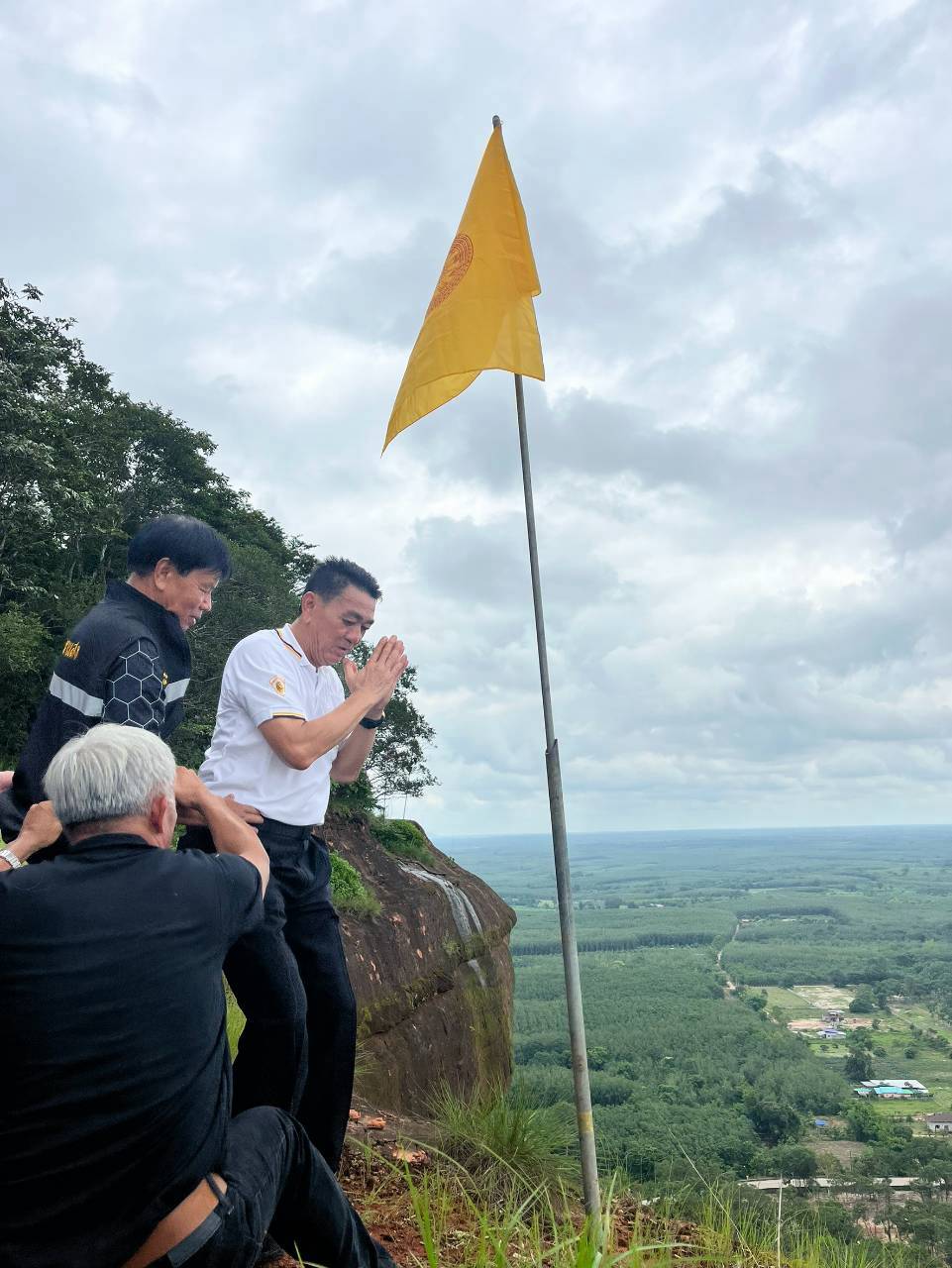 title - ปักธงธรรมจักร และธงชาติไทยภายใต้โครงการปลูกป่าเพื่อเป็นพุทธบูชาในพื้นที่ปฏิรูปที่ดิน (ส.ป.ก.)